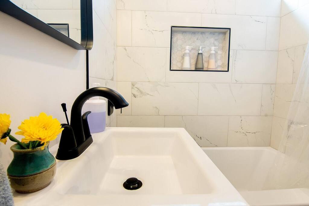 Beautiful 3 Bed 1 Bath Designer Home + Hot Tub Los Ángeles Exterior foto